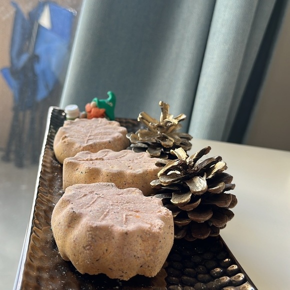 Hand crafted premium cozy ginger cinnamon honey and milk latte bath bombs - Picture 3 of 5